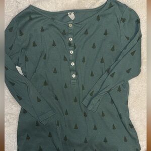 Kate Quinn Christmas top